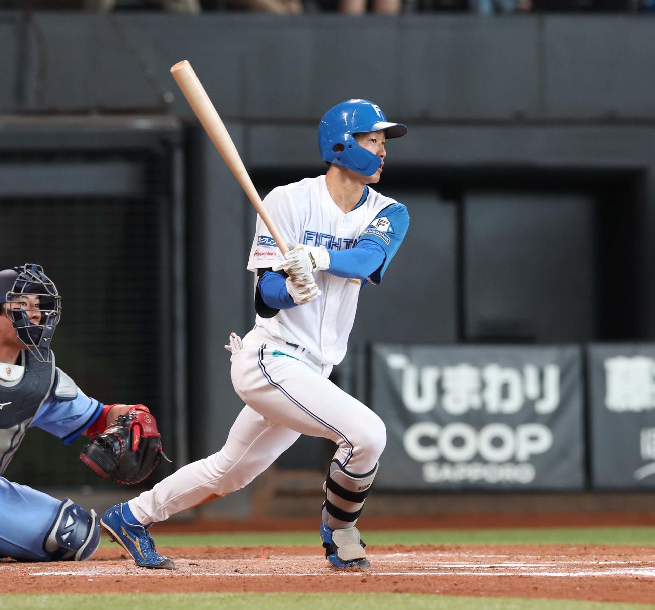 日本ハム対西武　3回裏日本ハム無死一、二塁、右前打を放つ石井（撮影・黒川智章）