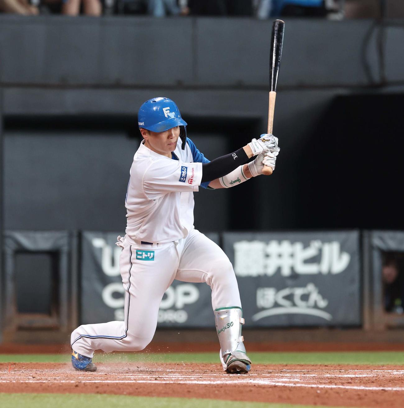 日本ハム対西武　3回裏日本ハム1死満塁、中前2点適時打を放つ郡司（撮影・黒川智章）