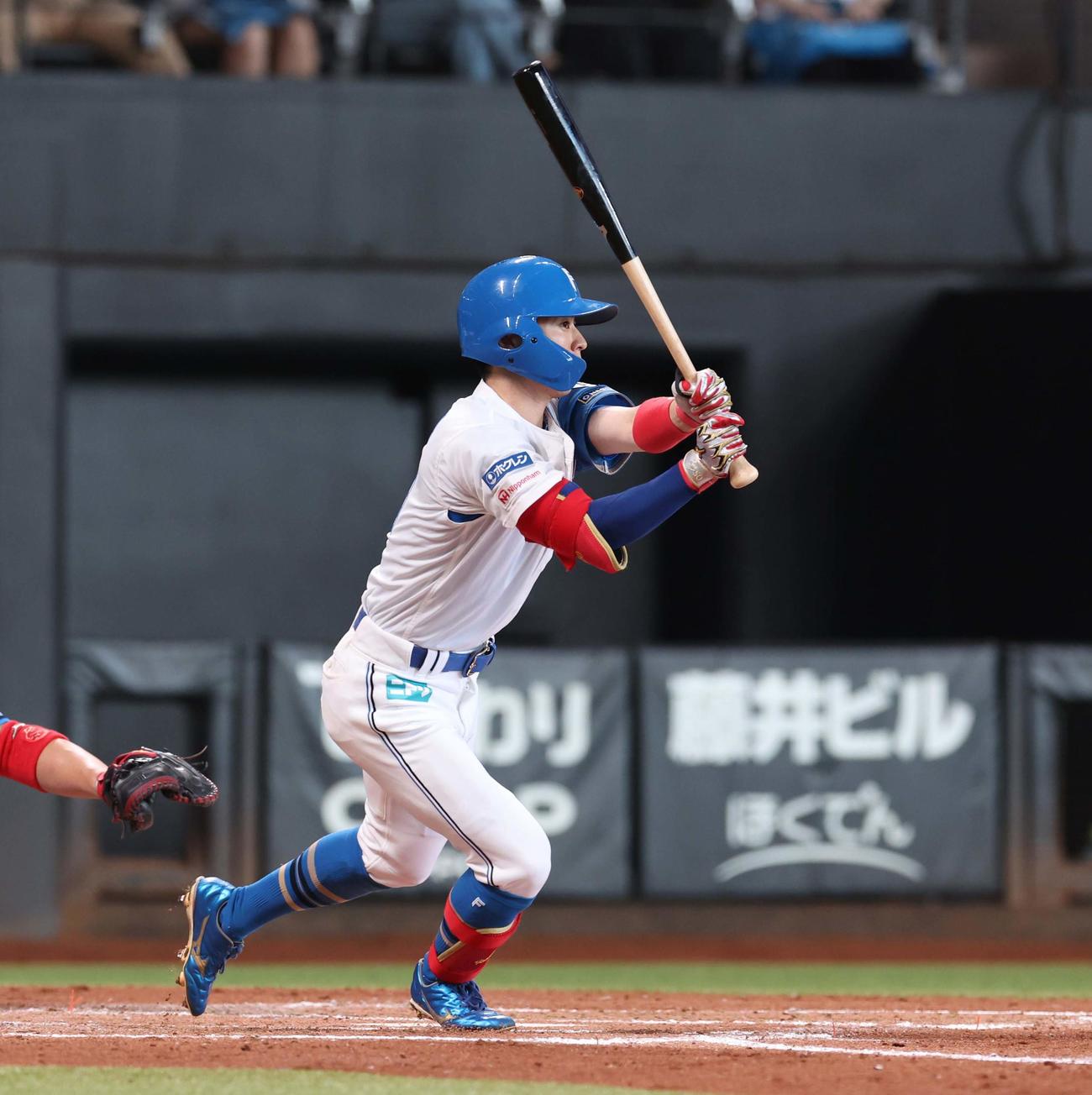 日本ハム対西武　3回裏日本ハム無死、右前打を放つ五十幡（撮影・黒川智章）