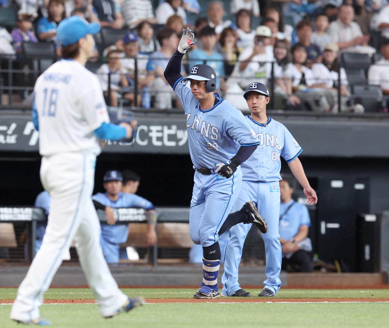 日本ハム対西武　7回表西武1死、左越え本塁打を放つ村田（撮影・黒川智章）