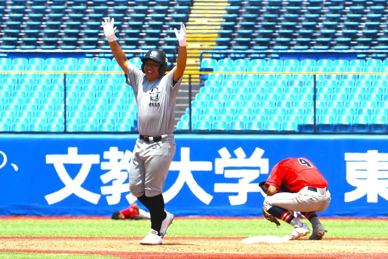 7回裏2死満塁、世田谷西の草野はサヨナラ打を放ち万歳。敗れた浦安ナインは崩れ落ちた（撮影・久我悟）