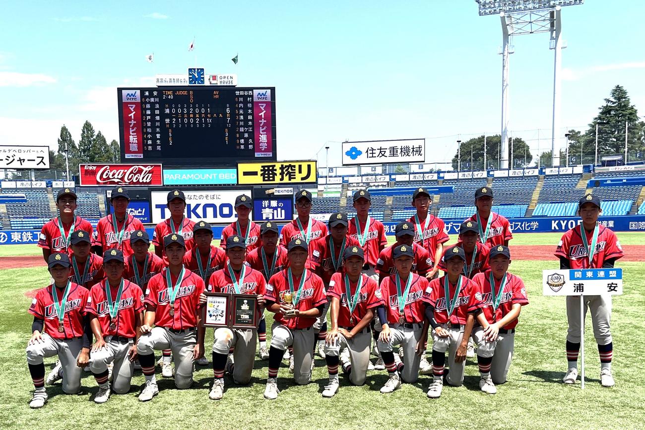 3位の浦安ナイン。25年ぶり優勝はならなかったが、大健闘だった（撮影・久我悟）