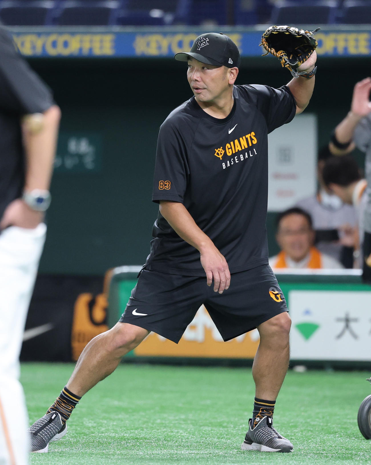 巨人対ヤクルト　練習中に打撃のポーズをとる巨人阿部監督（撮影・野上伸悟）