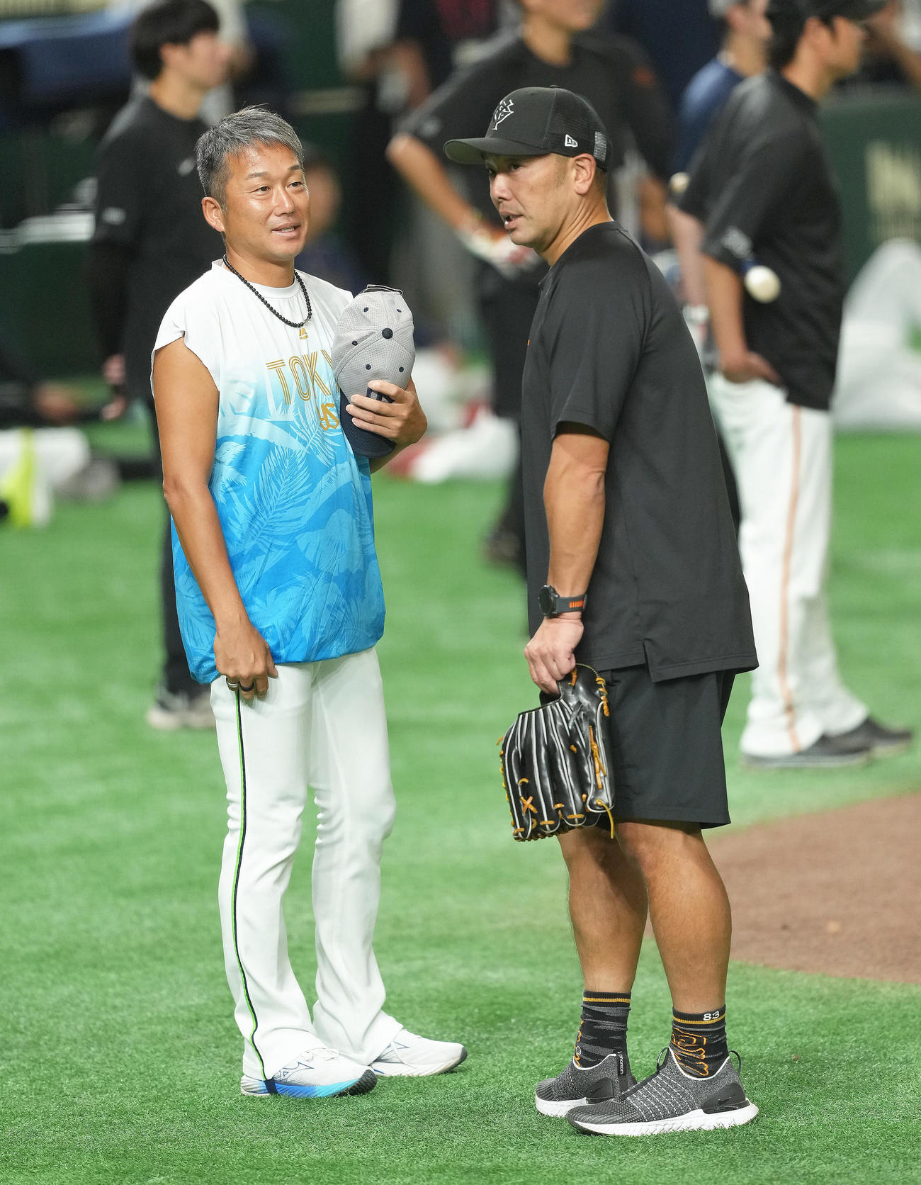 試合前、会話を交わすヤクルト石川（左）と巨人阿部監督（撮影・足立雅史）
