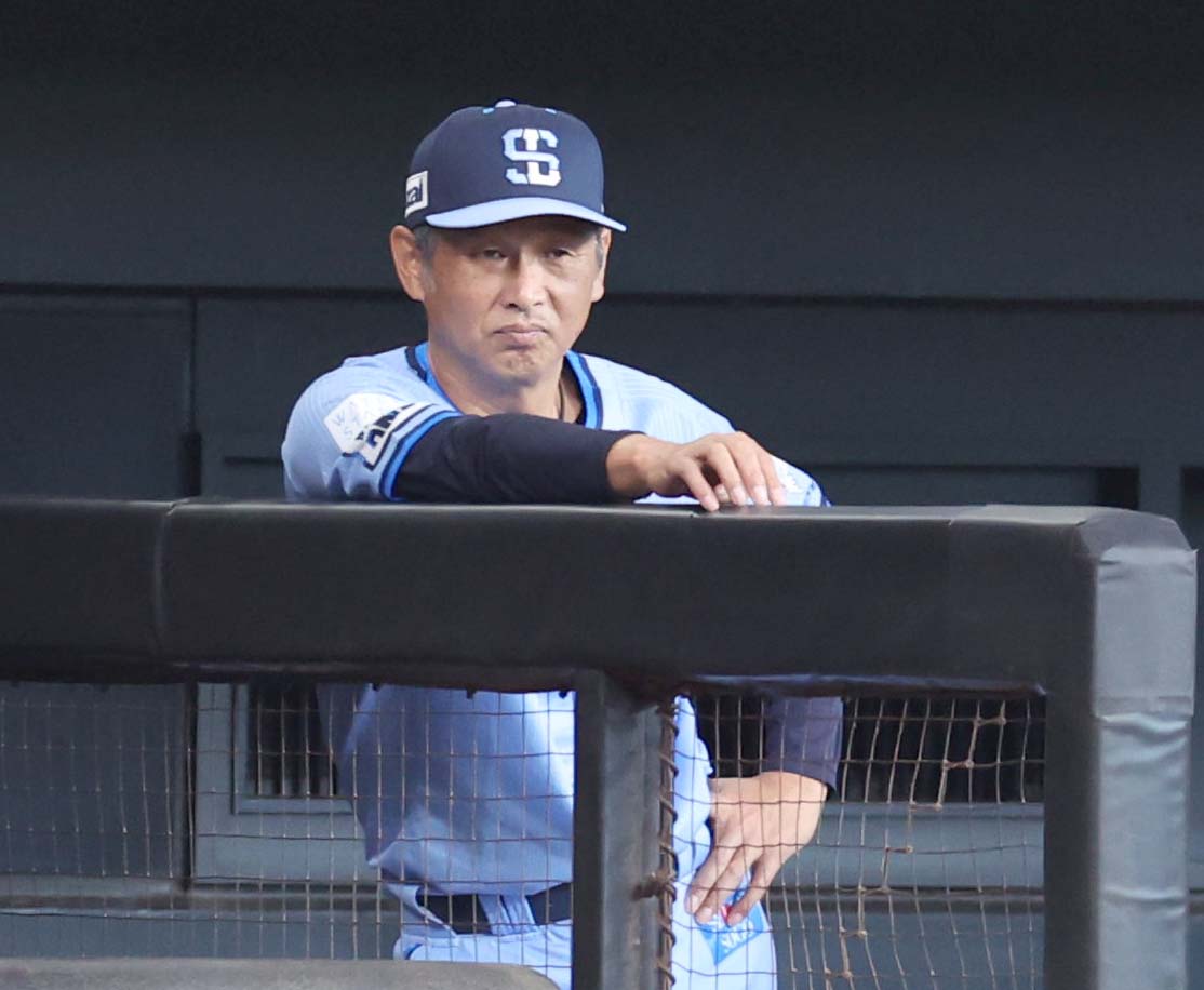 日本ハム対西武　試合を見つめる西口監督（撮影・黒川智章）
