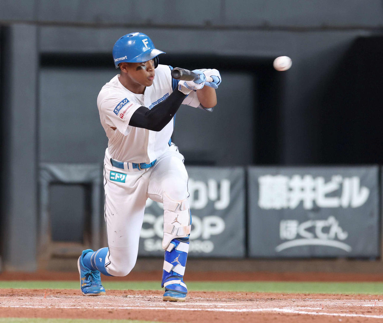 日本ハム対西武　3回裏日本ハム1死二、三塁、2ランスクイズを決める万波（撮影・黒川智章）