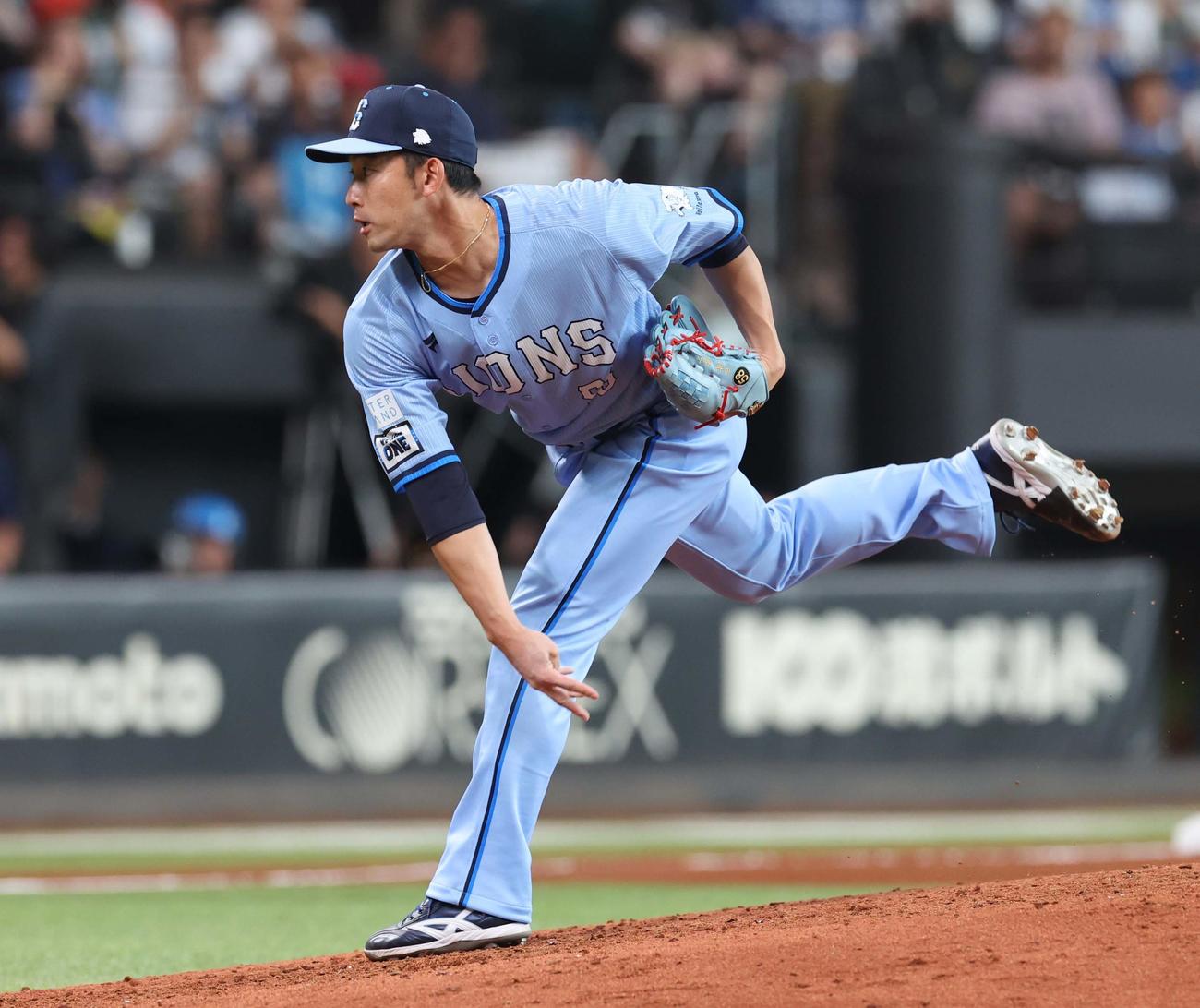 日本ハム対西武　4回途中から登板の中村祐（撮影・黒川智章）