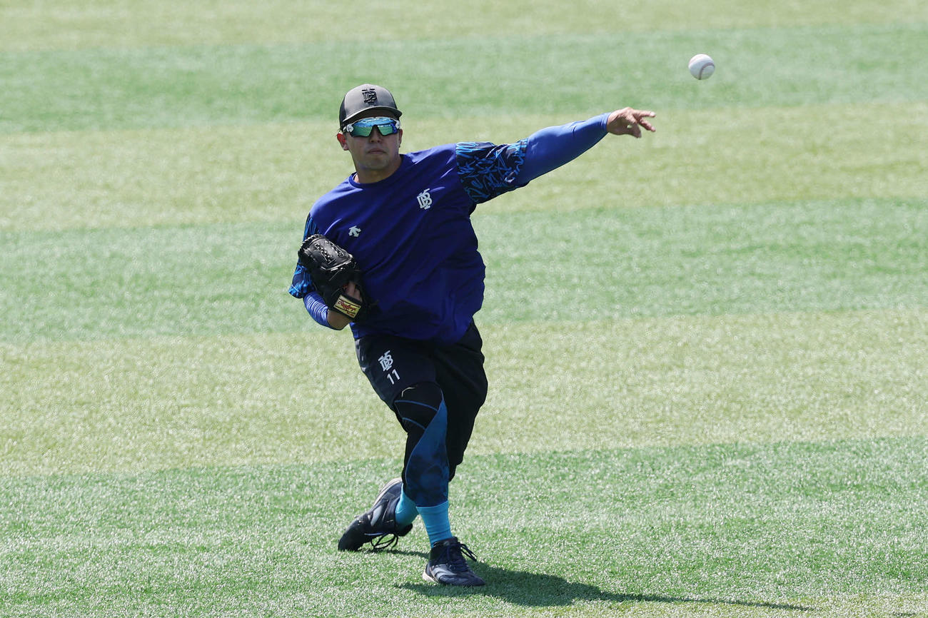 DeNA対広島　試合前練習でキャッチボールするDeNA東（撮影・宮地輝）