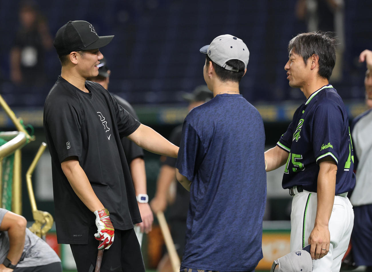 巨人対ヤクルト　あいさつを交わす巨人坂本（左）とヤクルト寺内コーチ（撮影・野上伸悟）