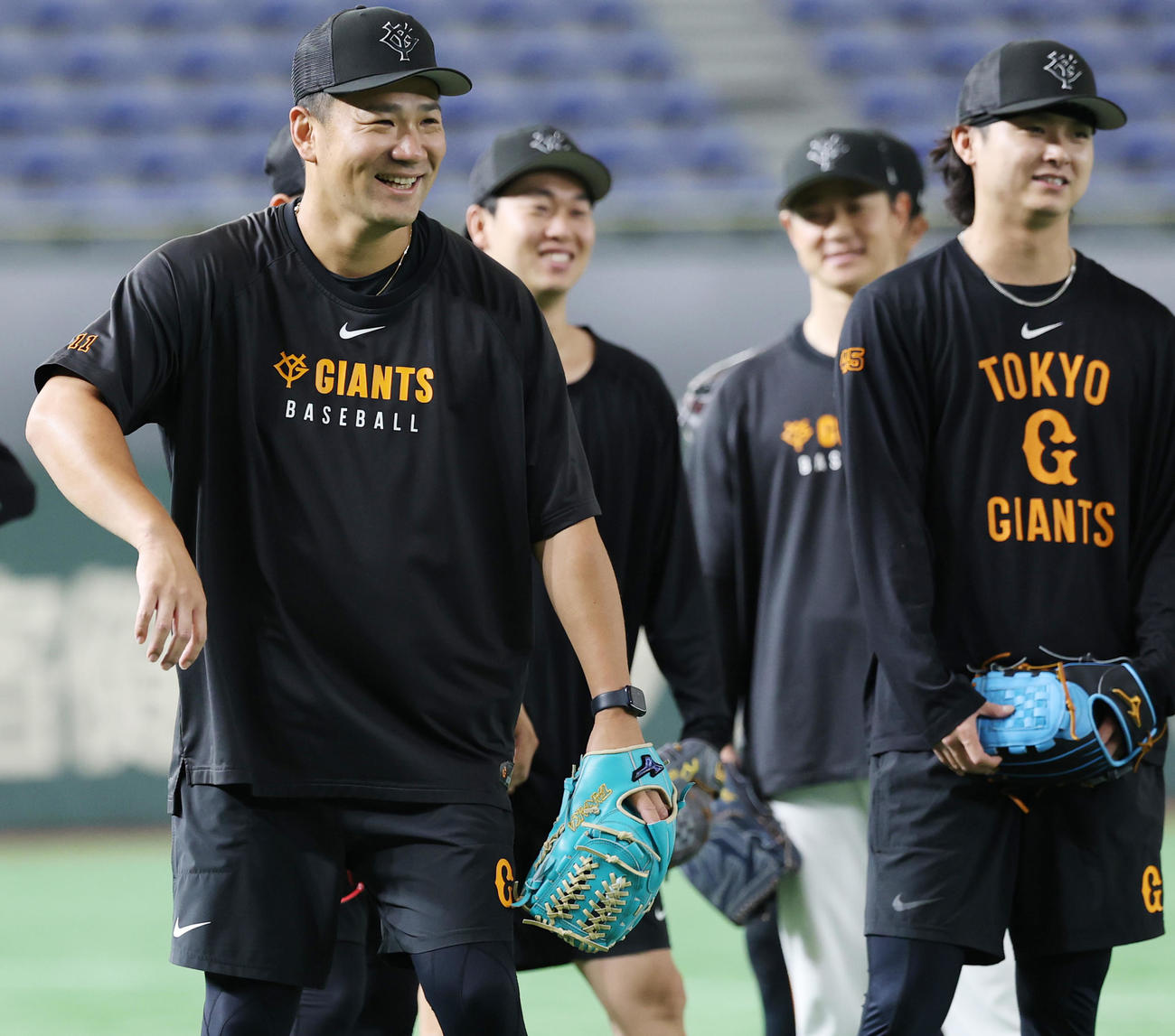 巨人対ヤクルト　試合前の練習で笑顔を見せる巨人田中将（撮影・野上伸悟）