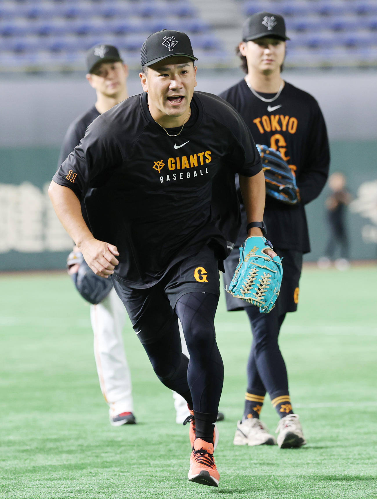 巨人対ヤクルト　試合前の練習でノックを受ける巨人田中将（撮影・野上伸悟）