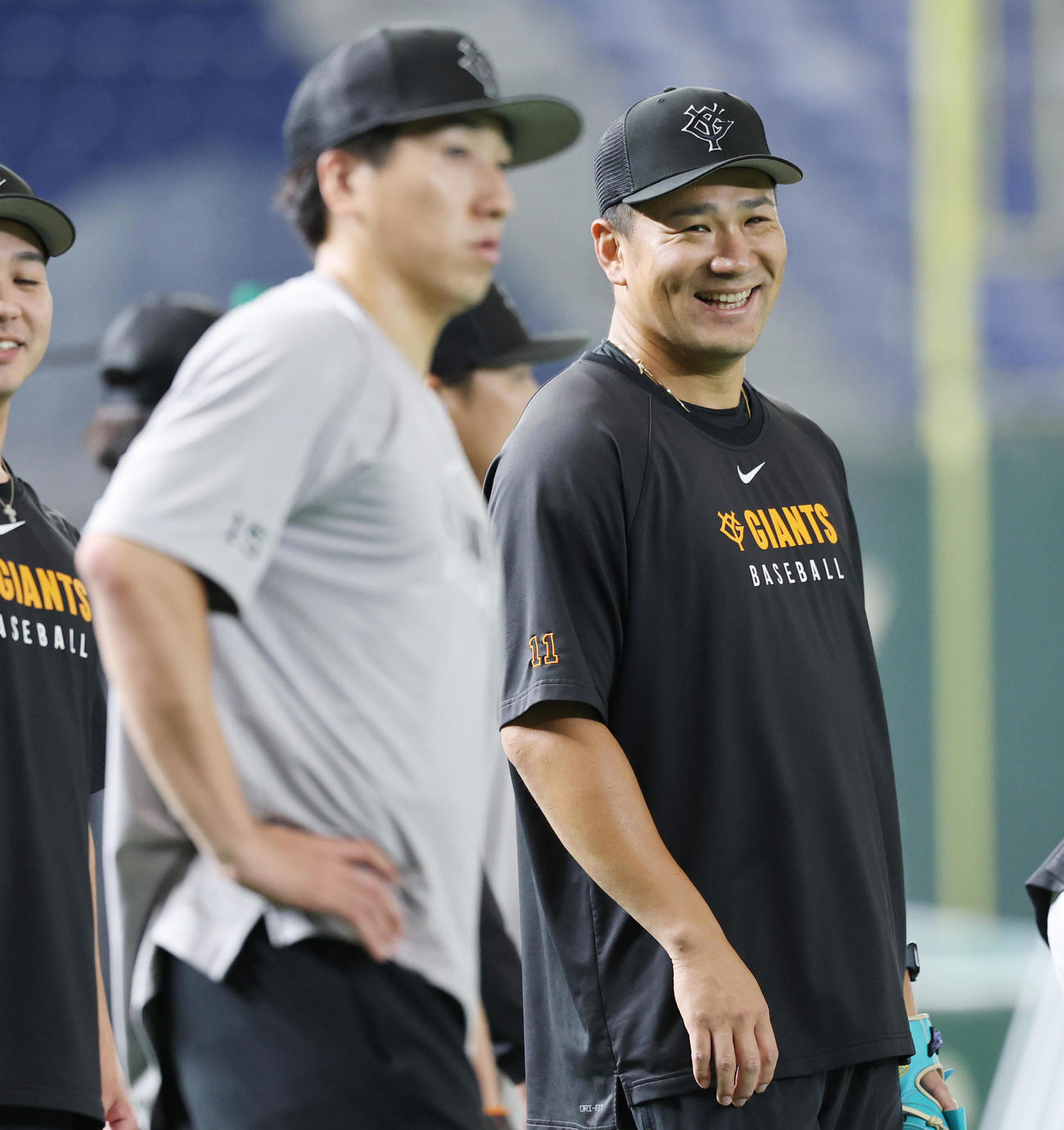 巨人対ヤクルト　試合前の練習で笑顔を見せる巨人田中将（撮影・野上伸悟）