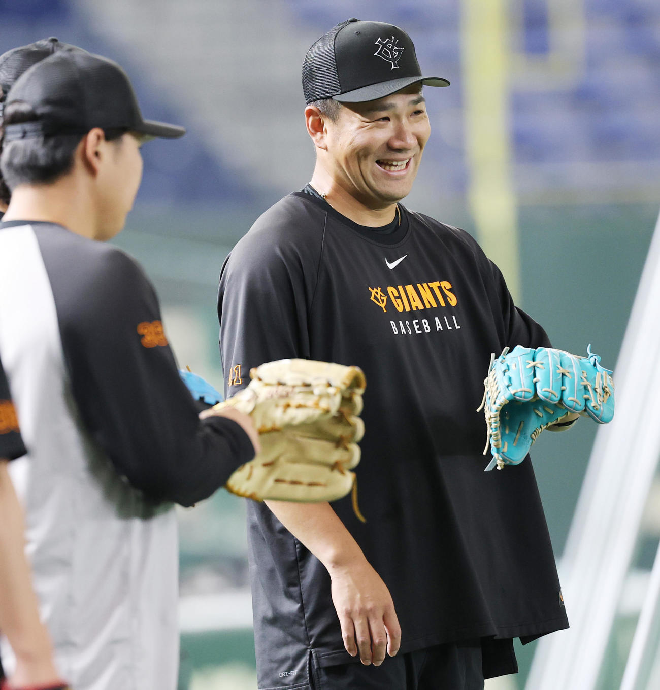 巨人対ヤクルト　試合前の練習で笑顔を見せる巨人田中将（撮影・野上伸悟）