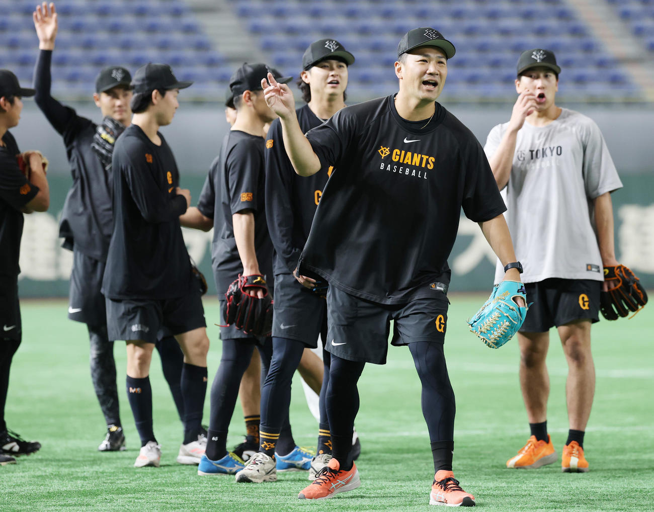 巨人対ヤクルト　試合前の練習でノックを受ける巨人田中将（撮影・野上伸悟）