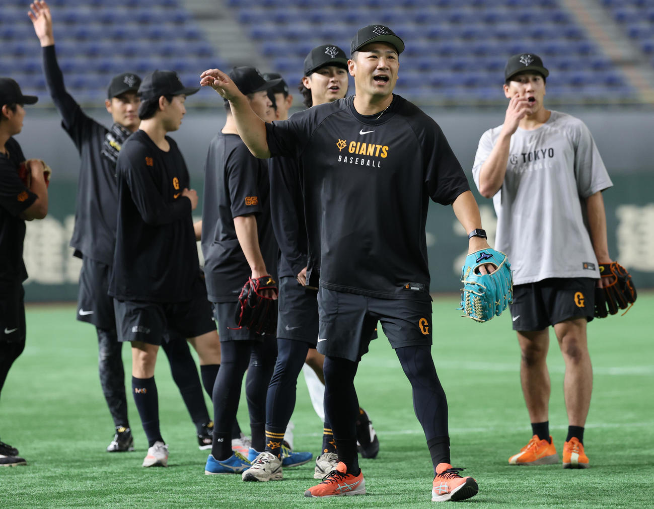 巨人対ヤクルト　試合前の練習でノックを受ける巨人田中将（撮影・野上伸悟）