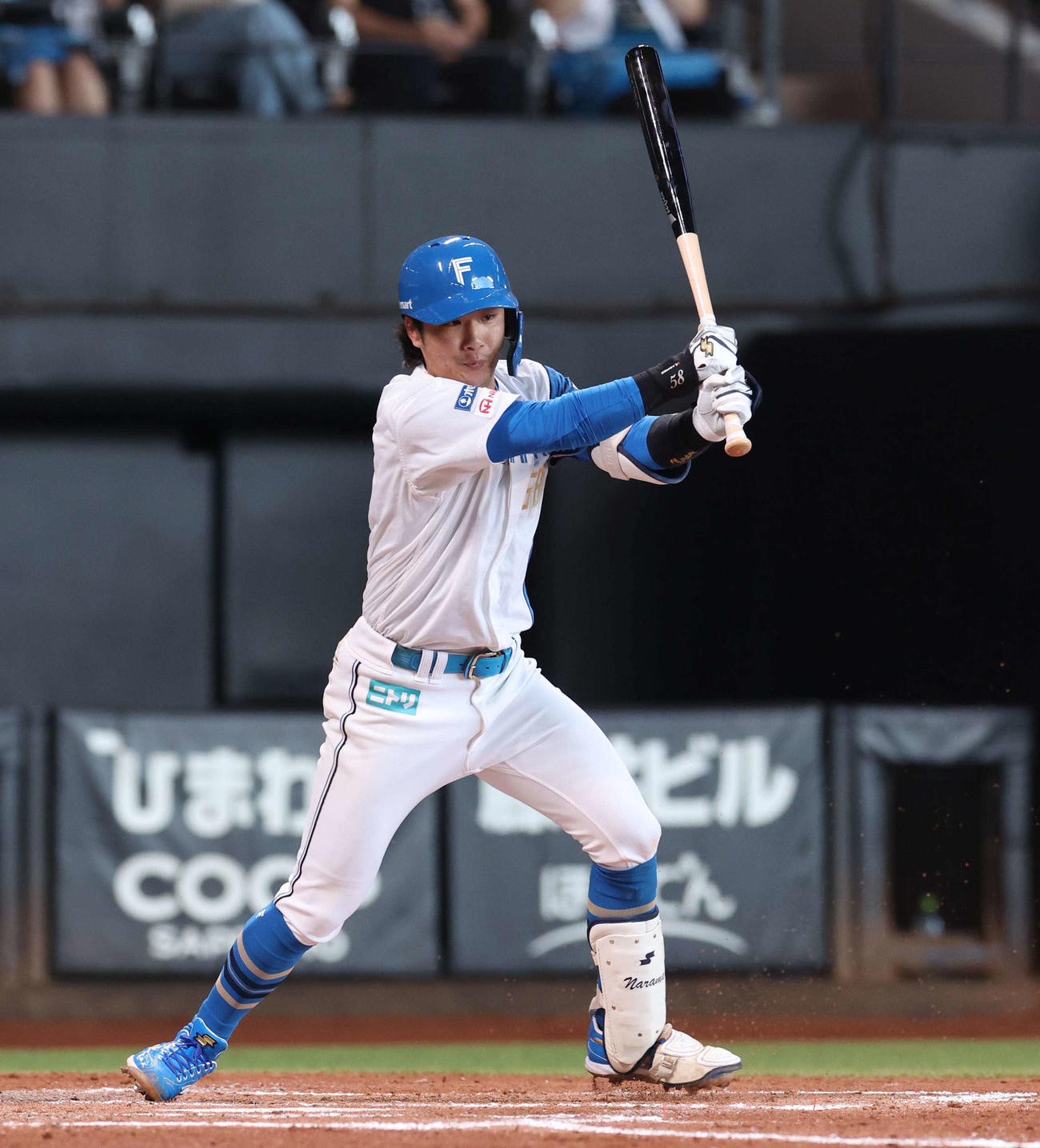 日本ハム対西武　3回裏日本ハム無死一塁、右前打を放つ奈良間（撮影・黒川智章）