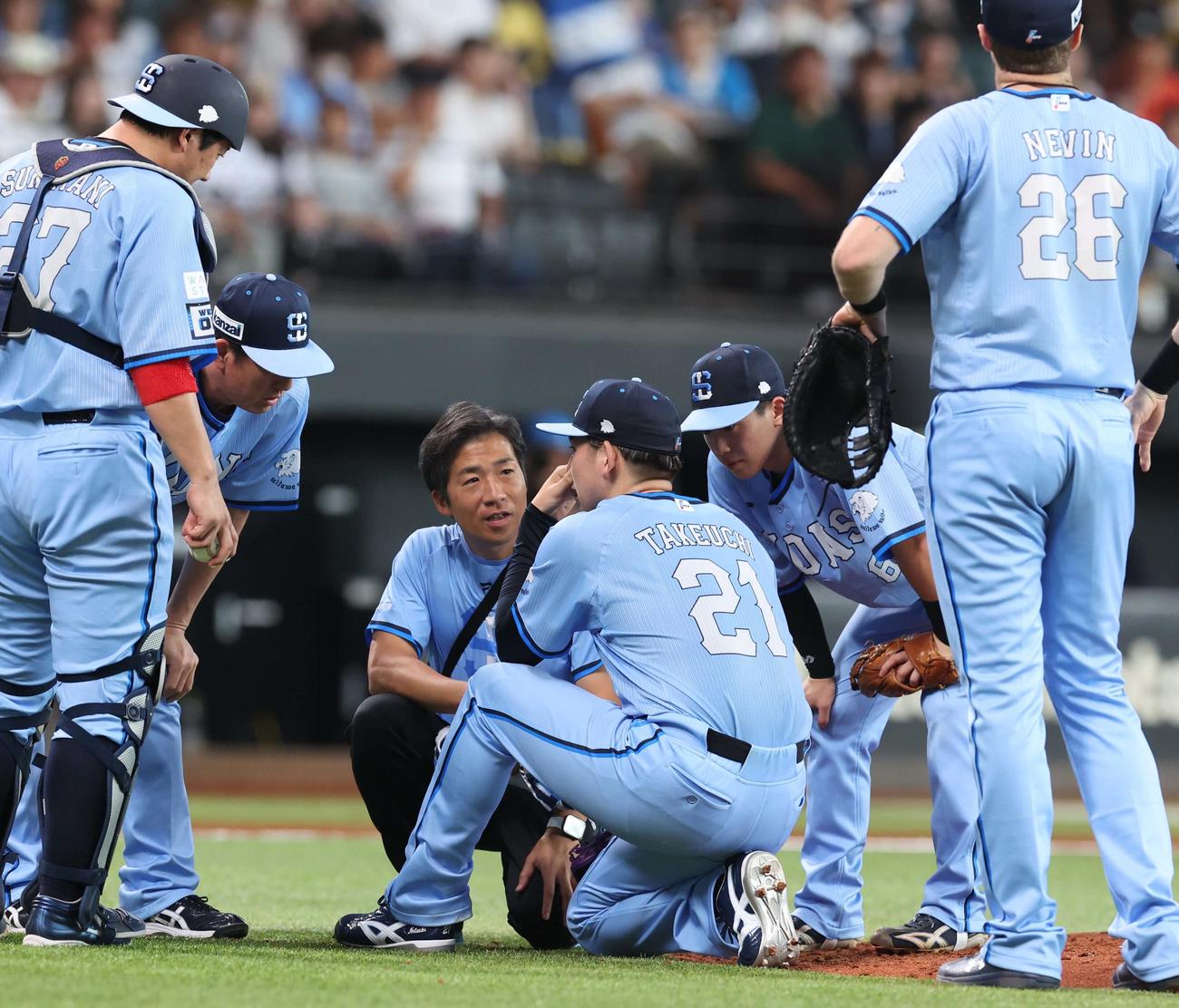 日本ハム対西武　4回裏日本ハム1死、五十幡の打球を足に当てる武内（撮影・黒川智章）