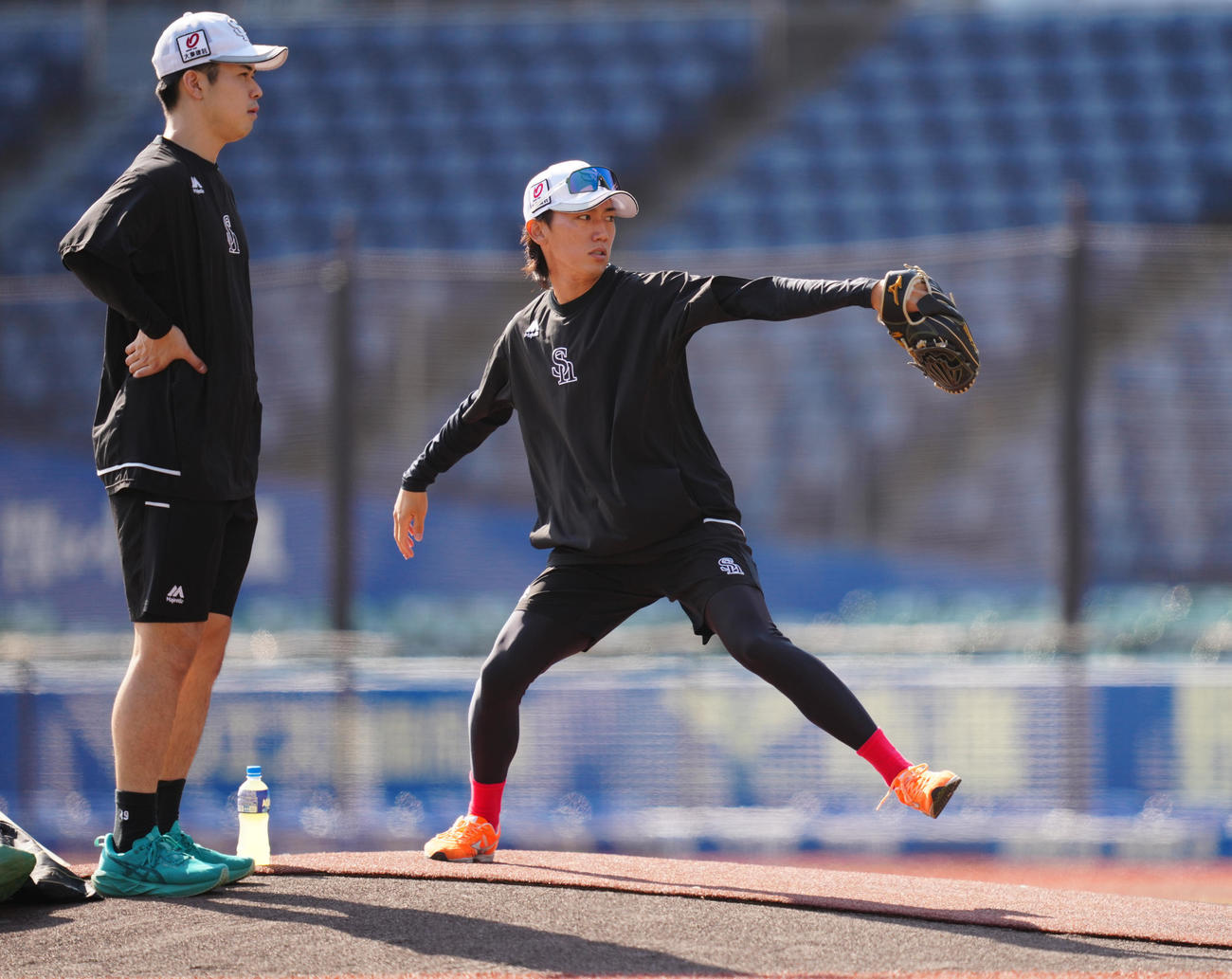 ロッテ対ソフトバンク　試合前練習でマウンドの状態を確認するソフトバンク大津（右）（撮影・鈴木みどり）