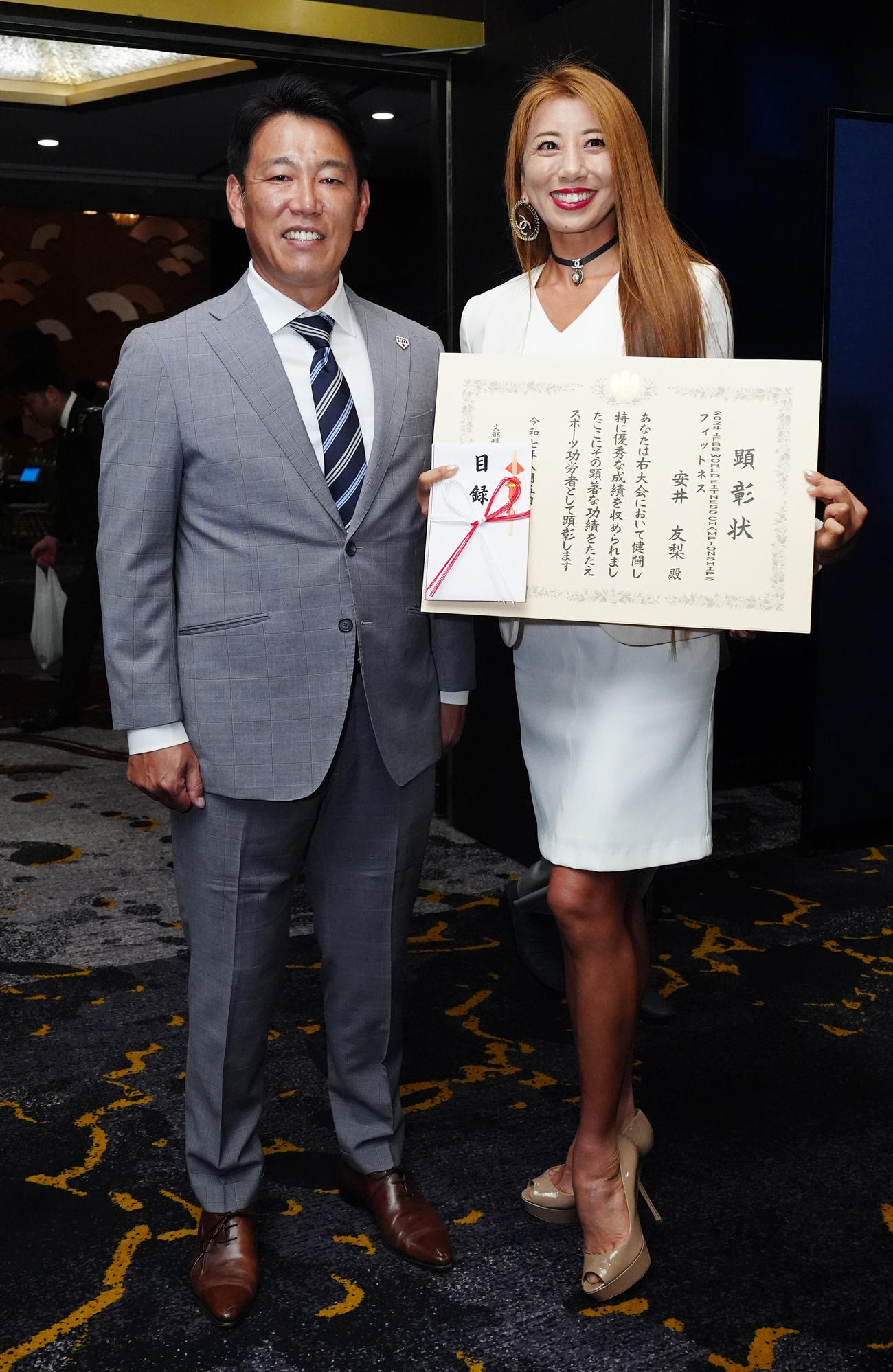 表彰式後、ボディビルダーの安井友梨（右）と写真に納まる侍ジャパン井端監督（撮影・江口和貴）