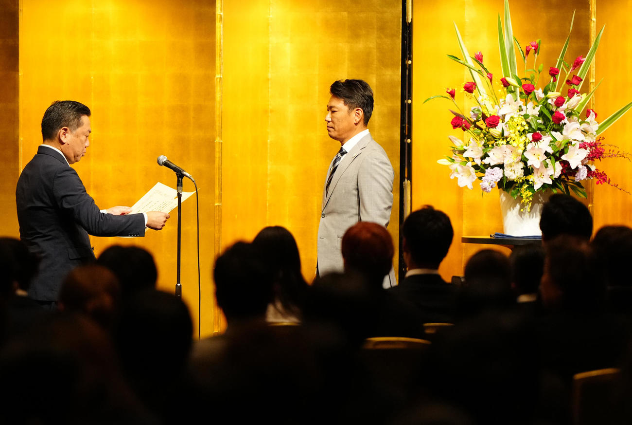 国際競技大会優秀者等表彰で指導者を代表して壇上に立つ侍ジャパン井端監督（右）（撮影・江口和貴）