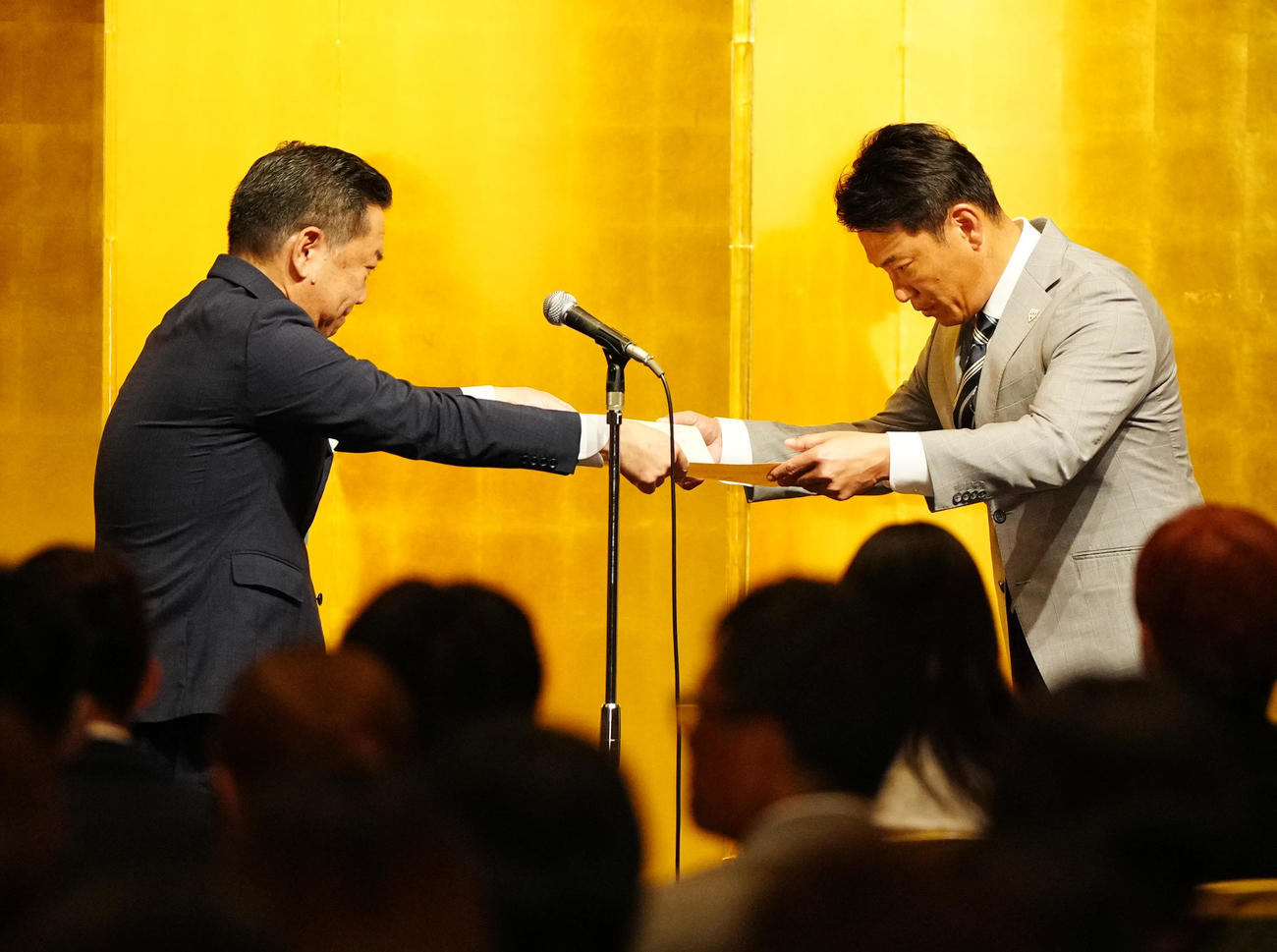 国際競技大会優秀者等表彰で指導者を代表して壇上に上がり、表彰状を受け取る侍ジャパン井端監督（右）（撮影・江口和貴）