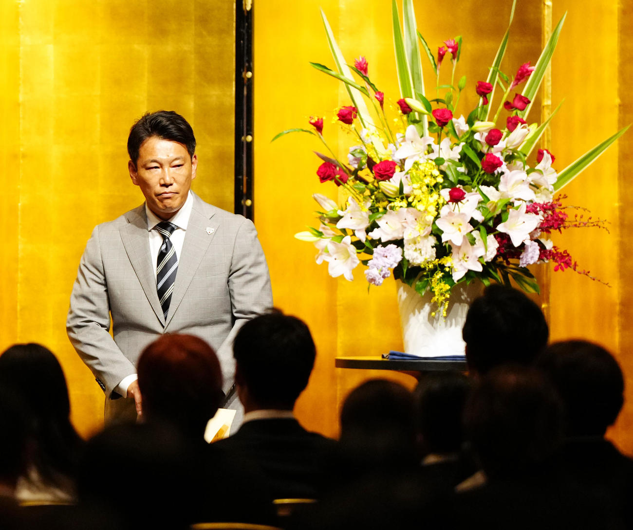 国際競技大会優秀者等表彰で指導者を代表して壇上に上がった侍ジャパン井端監督（撮影・江口和貴）