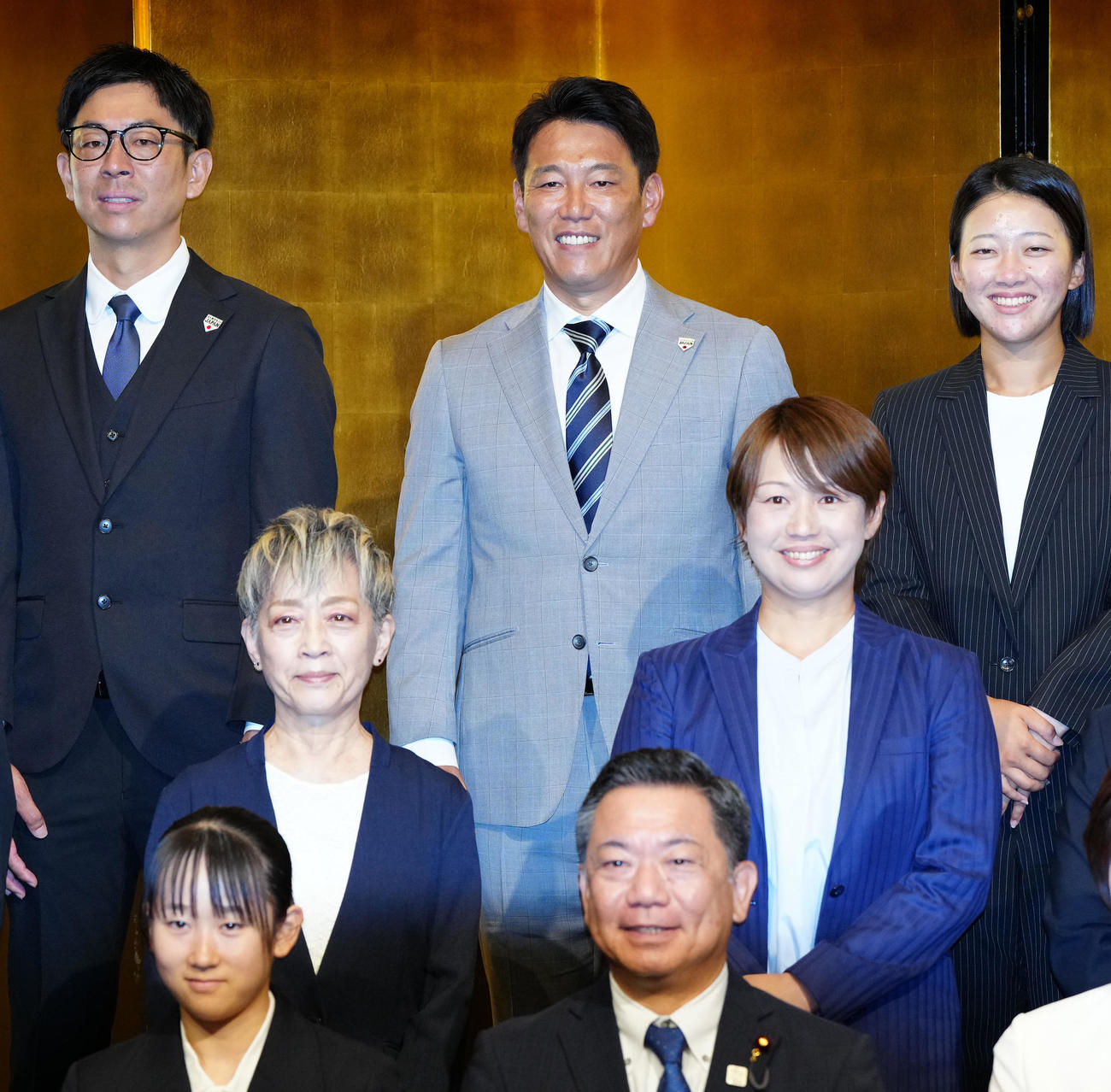 記念撮影で笑顔を見せる侍ジャパン井端監督（後列中央）。中列右は川端（撮影・江口和貴）