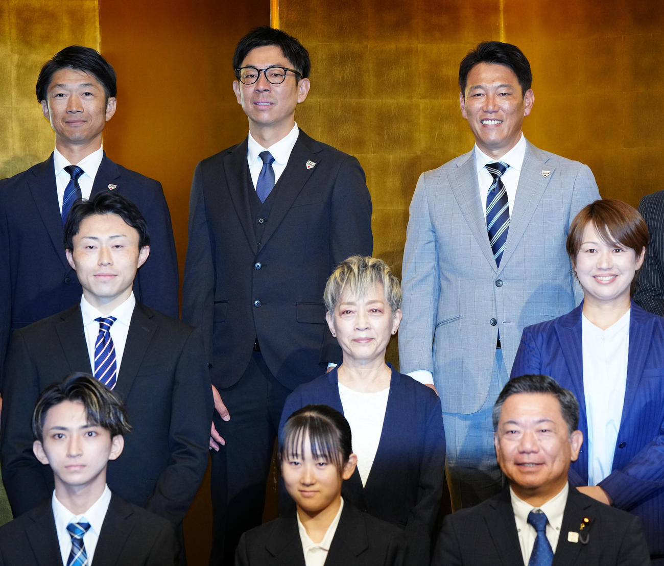 記念撮影で笑顔を見せる侍ジャパン井端監督（後列右）。同左から北川氏、長野氏（撮影・江口和貴）