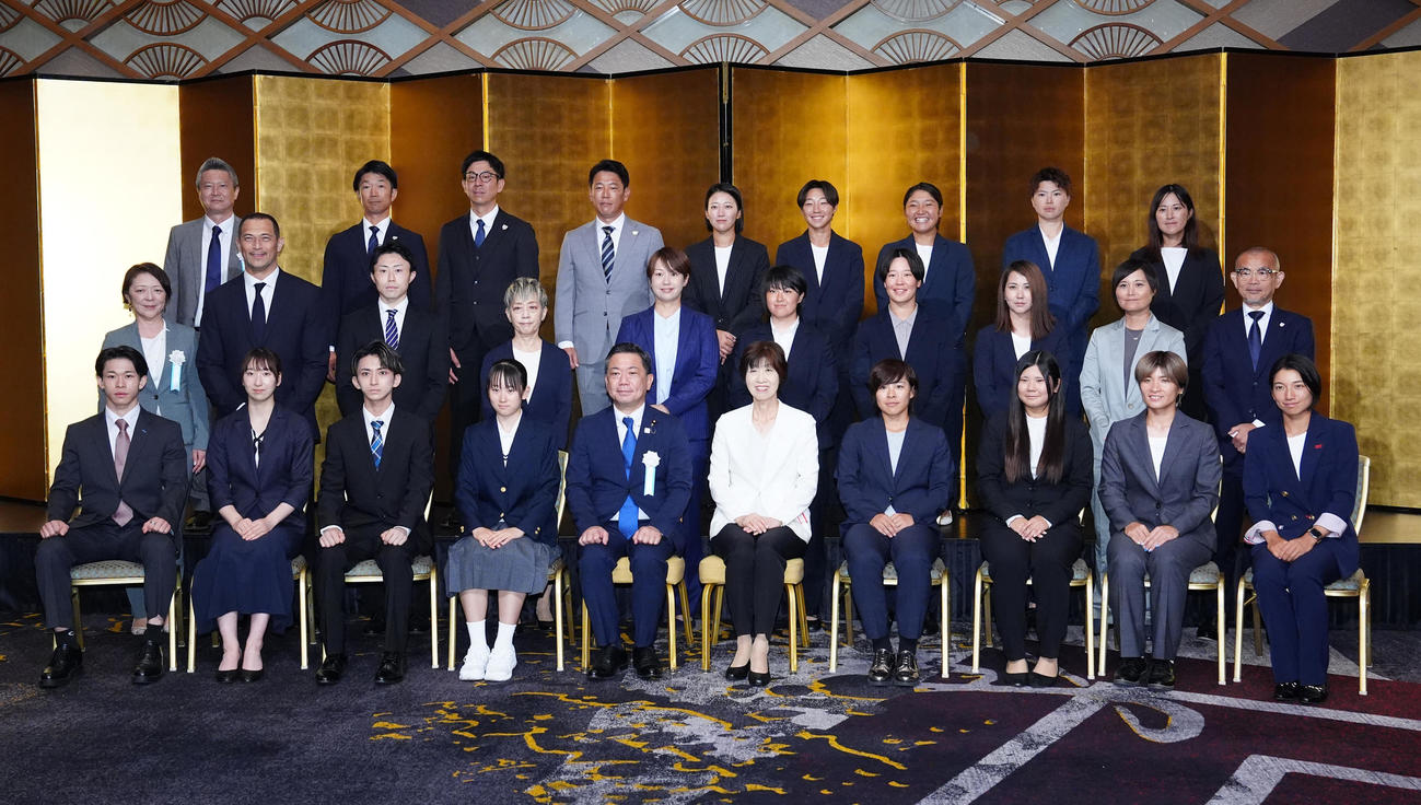 記念撮影する侍ジャパン井端監督（後列左から4人目）ら（撮影・江口和貴）