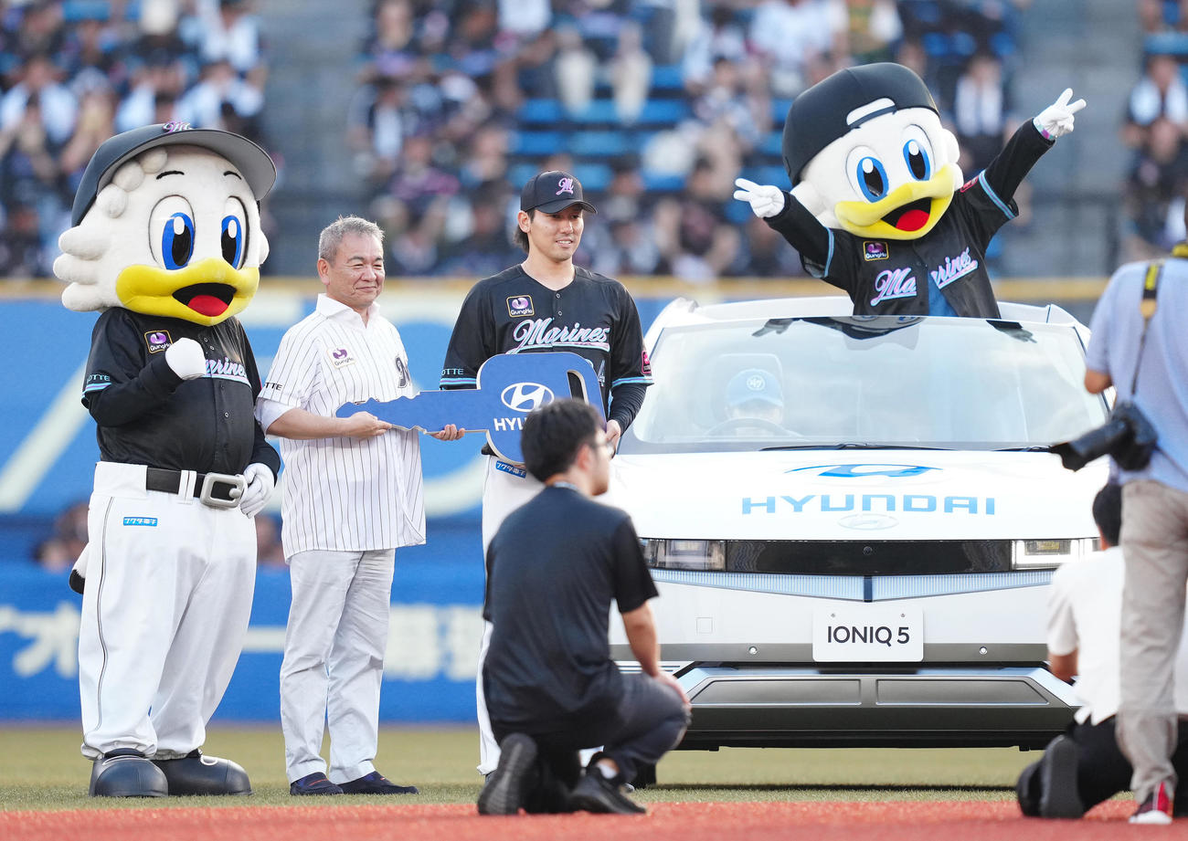 ロッテ対ソフトバンク　試合前、HYUNDAIのリリーフカーに乗って登場したロッテ高野脩（中央右）（撮影・鈴木みどり）