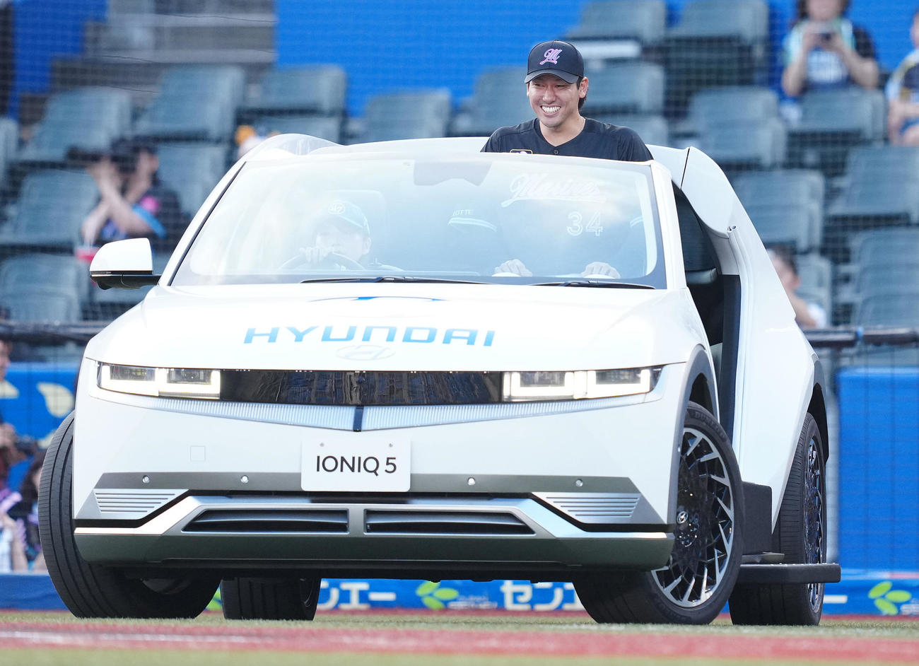 ロッテ対ソフトバンク　試合前、HYUNDAIのリリーフカーに乗って登場したロッテ高野（撮影・鈴木みどり）