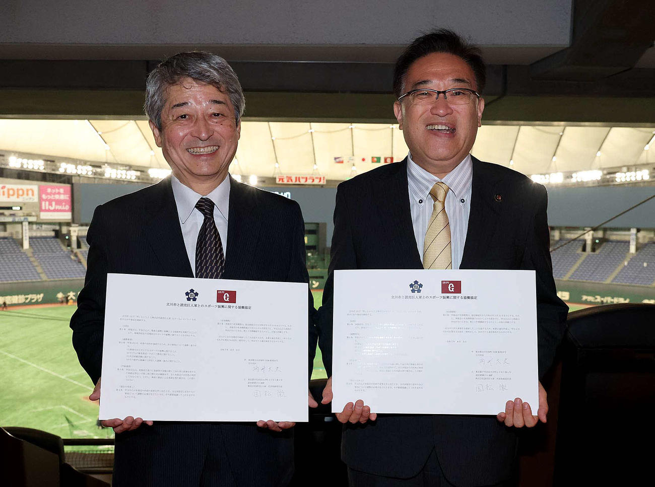 東京・立川市と「スポーツ振興に関する協働協定を締結」し、調印式に臨んだ読売巨人軍国松社長（左）と酒井立川市長