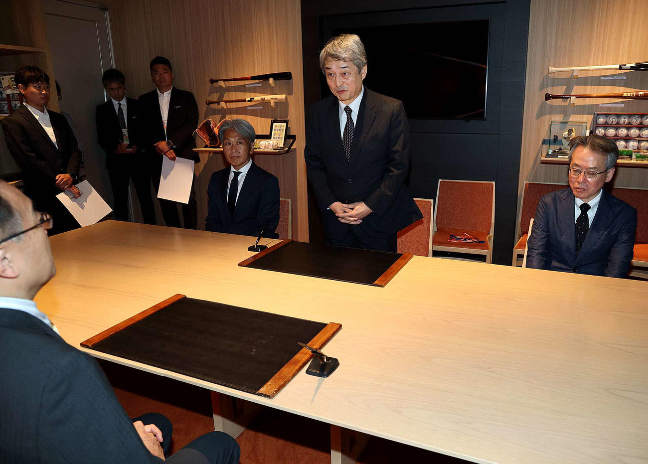 東京・立川市と「スポーツ振興に関する協働協定を締結」し、調印式に臨んだ読売巨人軍国松社長