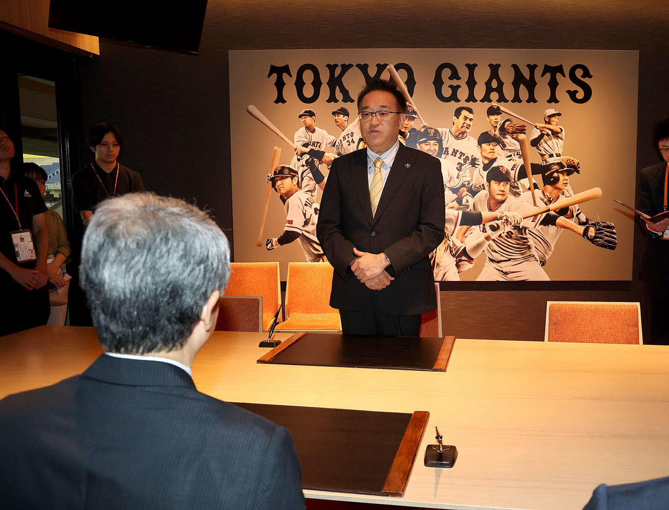 東京・立川市と「スポーツ振興に関する協働協定を締結」し、調印式に臨んだ酒井立川市長