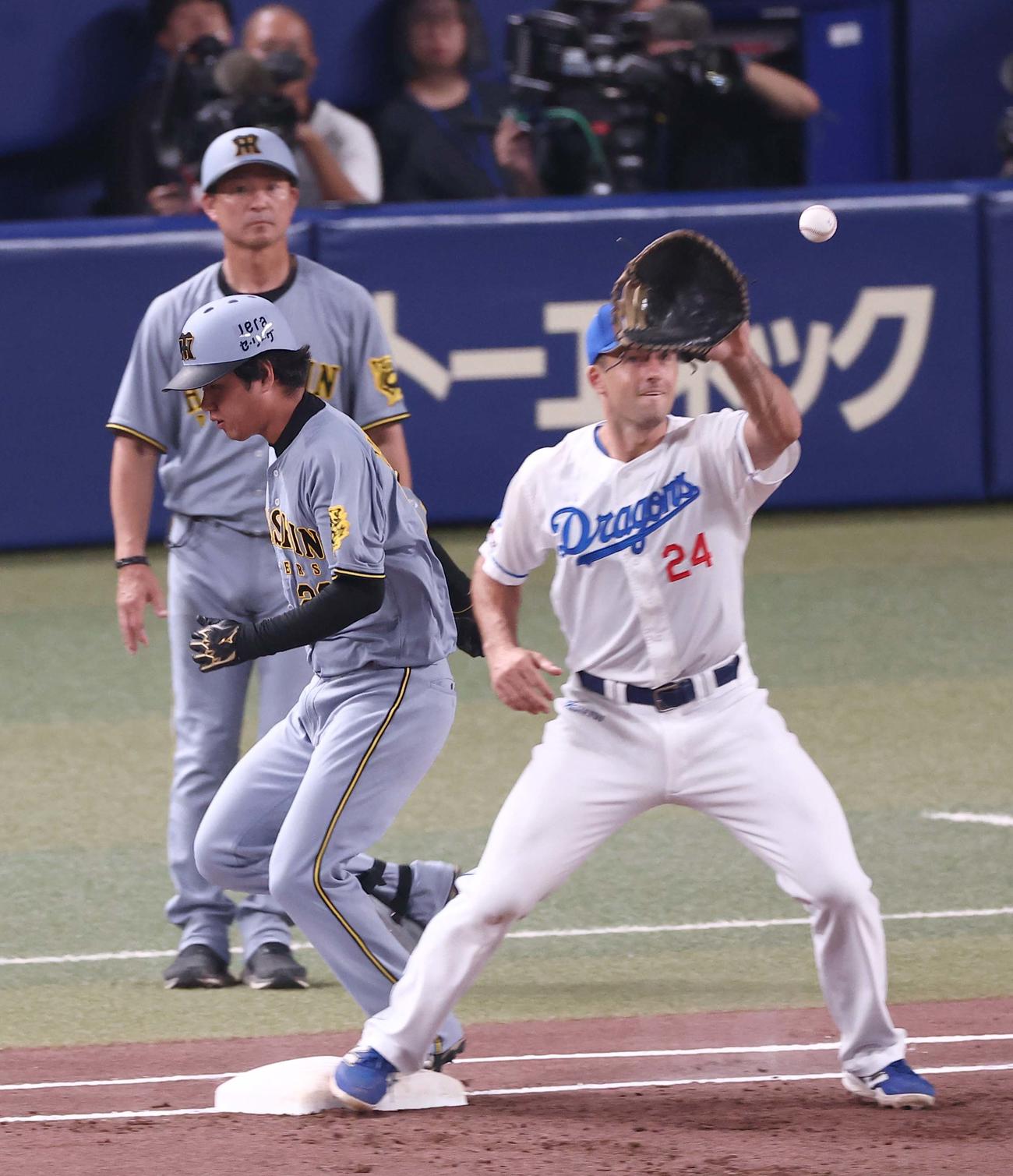 中日対阪神　2回表阪神2死一、二塁、高橋は内野安打を放つ（撮影・上田博志）