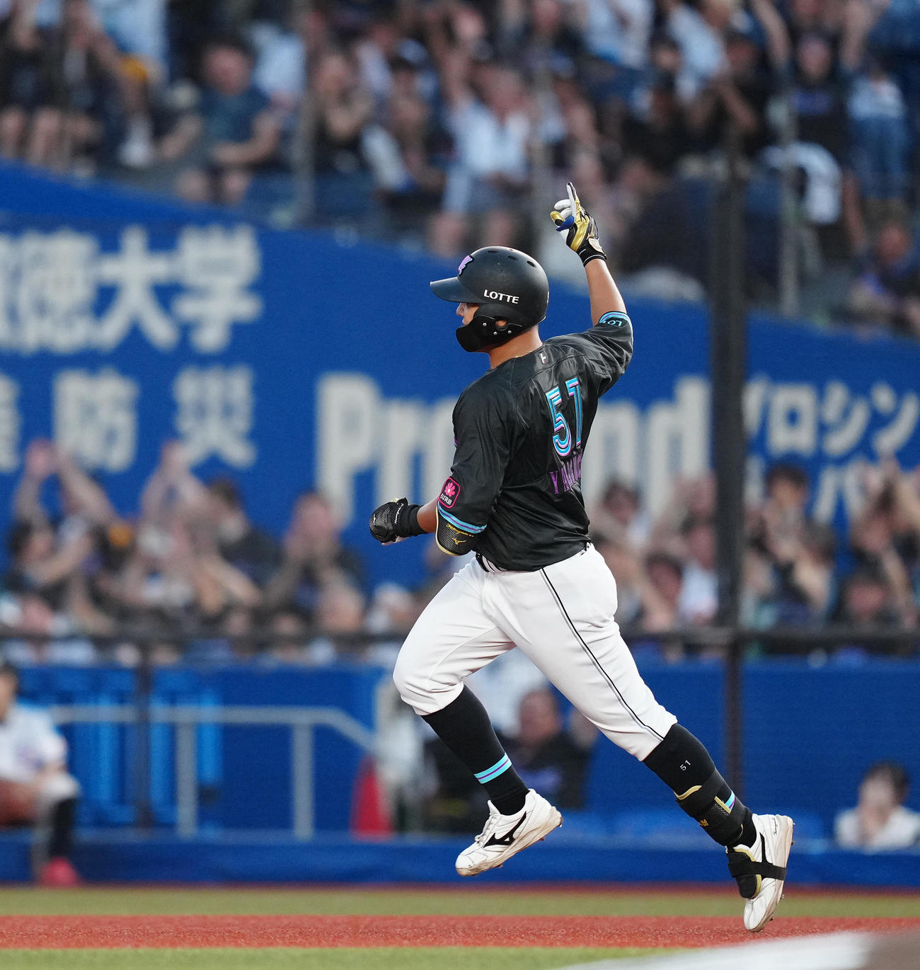 ロッテ対ソフトバンク　2回裏ロッテ無死一、三塁、先制の左越え3点本塁打を放った山口は指を突き上げる（撮影・鈴木みどり）