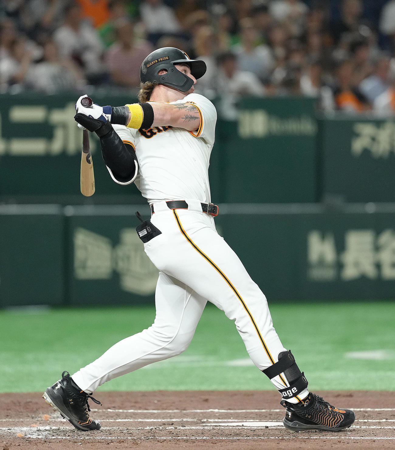 巨人対ヤクルト　2回裏巨人無死、キャベッジは左二塁打を放つ（撮影・足立雅史）