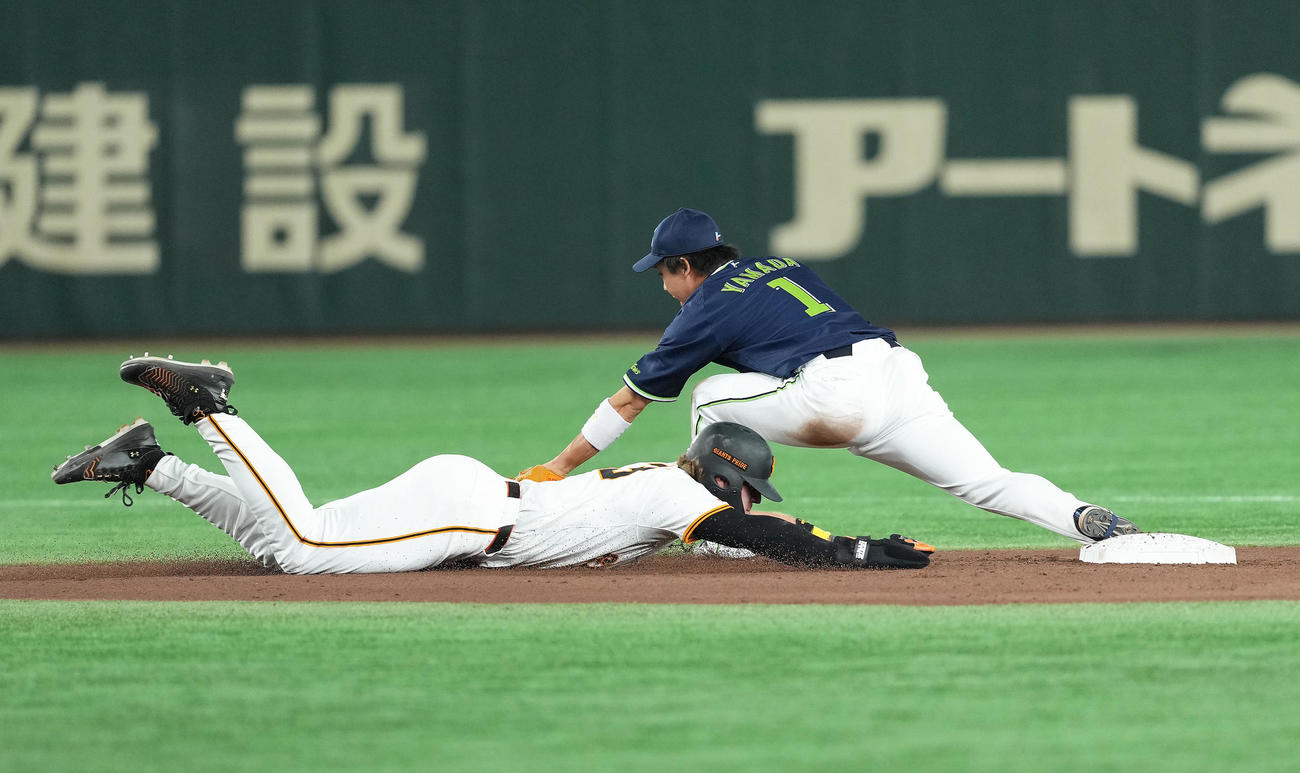 巨人対ヤクルト　2回裏巨人無死一、二塁、坂本の左飛に飛び出していた二塁走者キャベッジは帰塁できずアウトとなる（撮影・足立雅史）