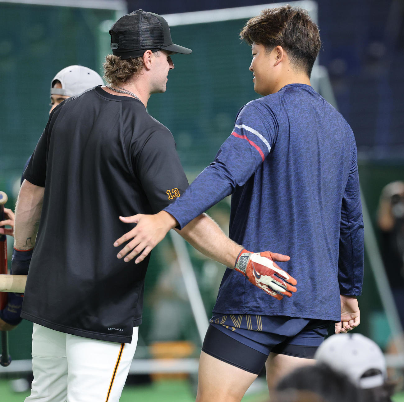 巨人対ヤクルト　あいさつを交わす巨人キャベッジ（左）とヤクルト村上（撮影・野上伸悟）