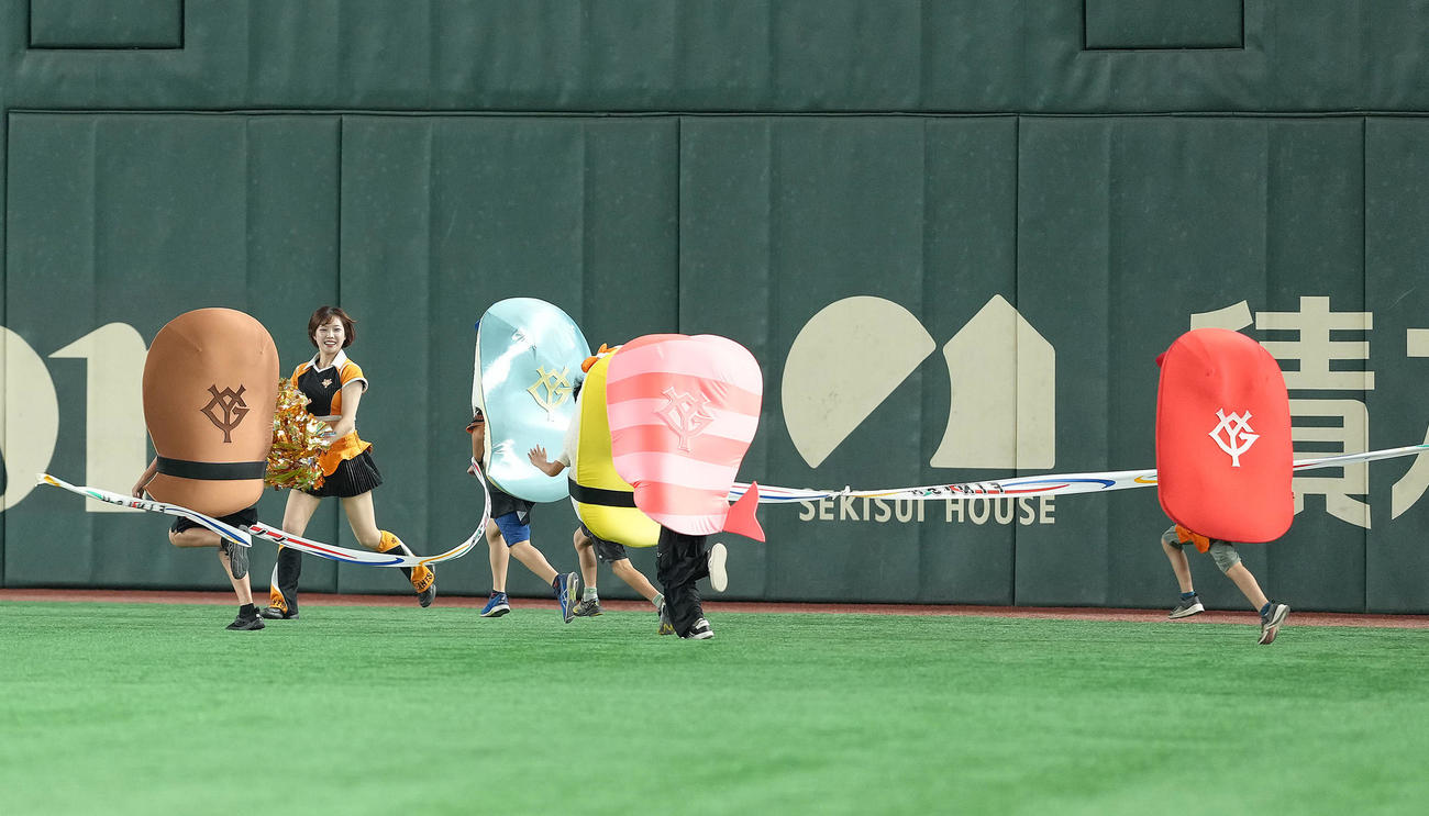 巨人対ヤクルト　寿司レースはコハダが勝利（撮影・足立雅史）