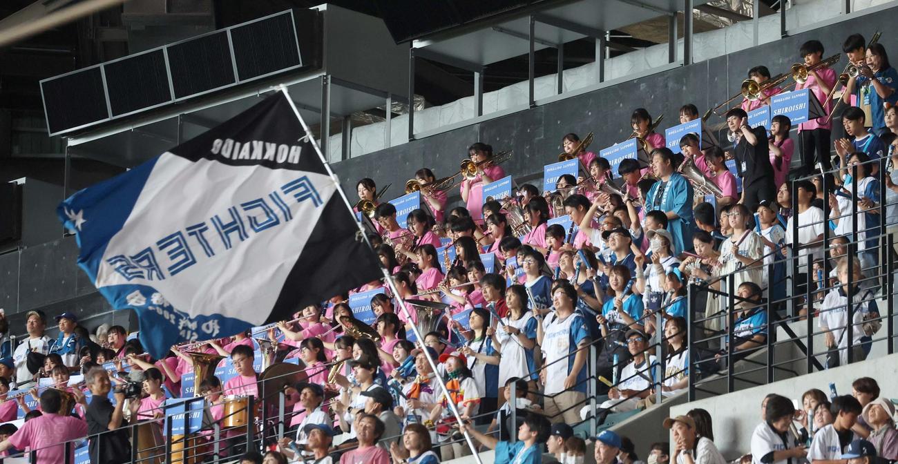 日本ハム対西武　応援する札幌白石高校吹奏楽部（撮影・黒川智章）