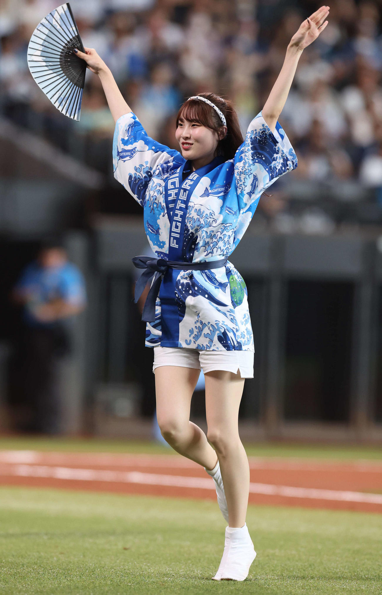 日本ハム対西武　法被姿で踊るファイターズガール（撮影・黒川智章）