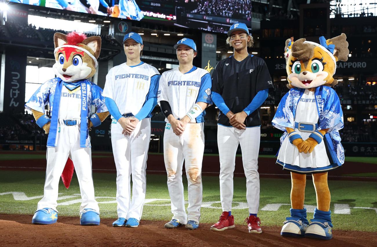 日本ハム対西武　神妙な表情でフォトセッションする左から山崎、郡司、水谷（撮影・黒川智章）