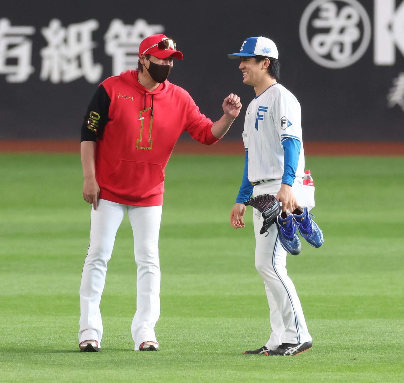 日本ハム対西武　新庄監督と話す北山（撮影・黒川智章）