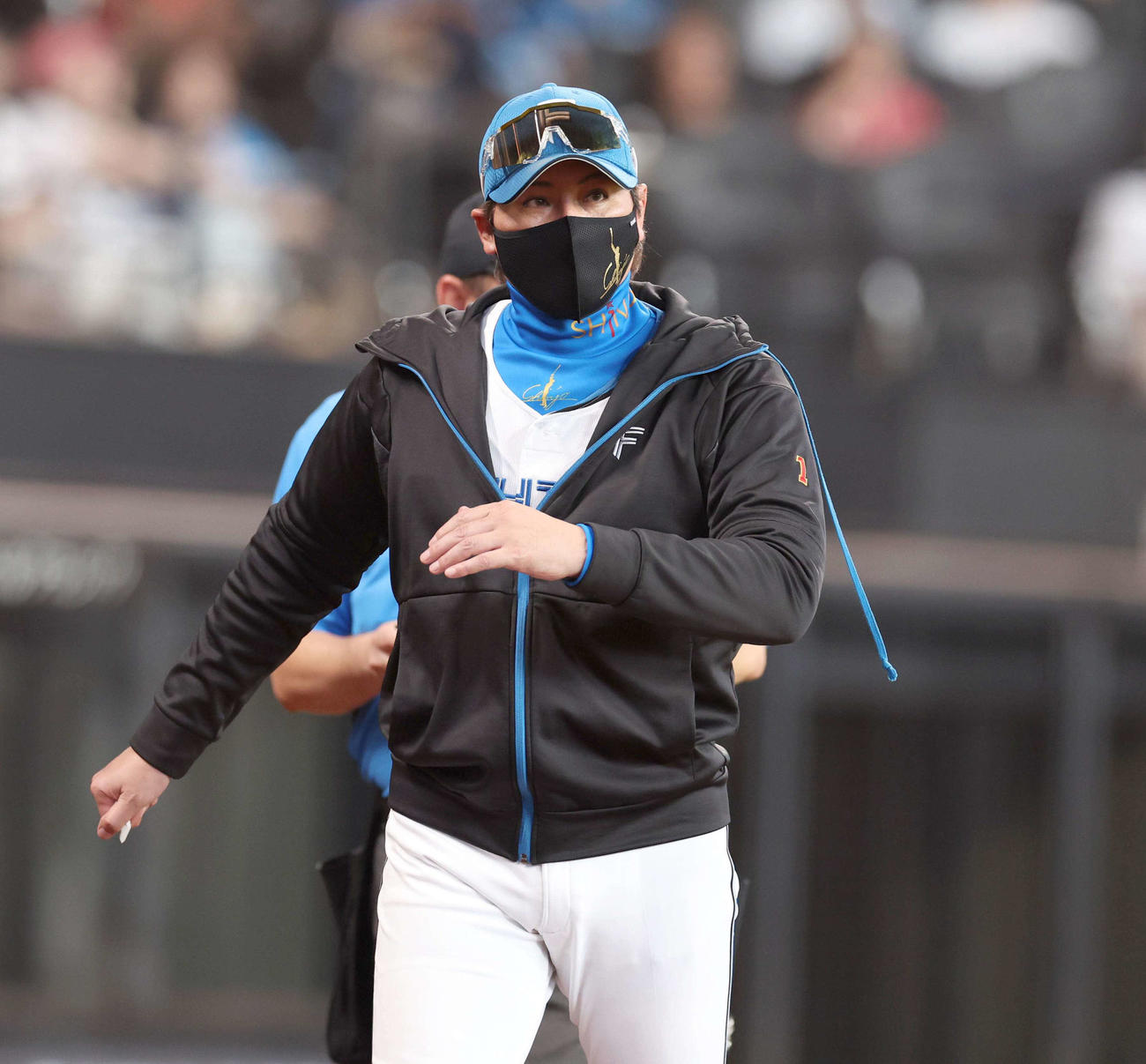 日本ハム対西武　選手交代を告げる新庄監督（撮影・黒川智章）