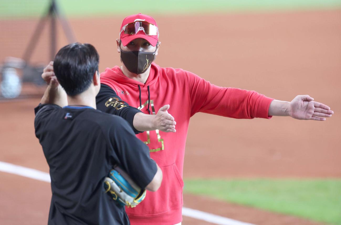 日本ハム対西武　松本剛と話す新庄監督（撮影・黒川智章）