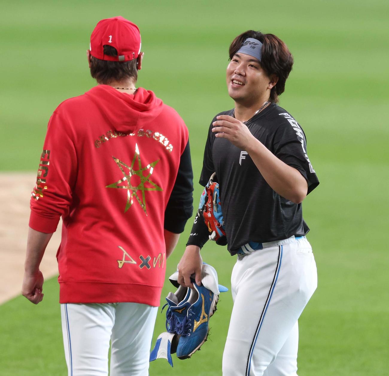 日本ハム対西武　新庄監督と話す金村（撮影・黒川智章）