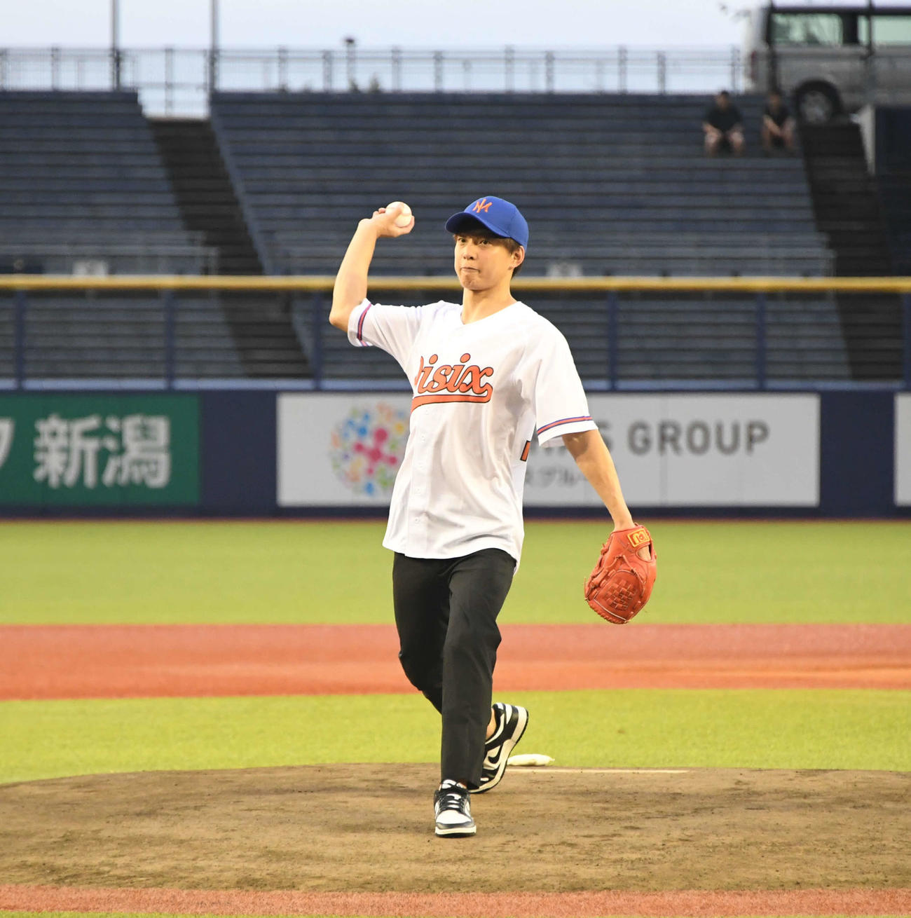始球式で投球を披露する五十嵐圭