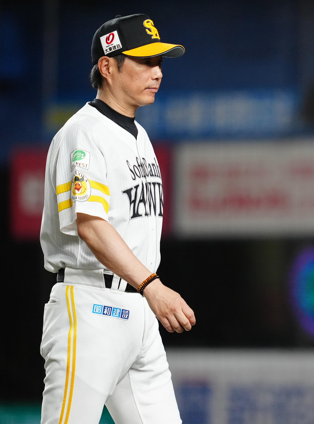 ロッテ対ソフトバンク　5回裏、先発前田悠の降板を告げ、ベンチへ戻るソフトバンク小久保監督（撮影・鈴木みどり）