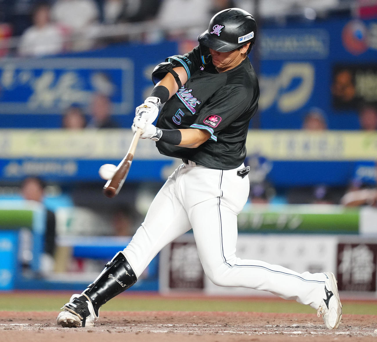 ロッテ対ソフトバンク　5回裏ロッテ1死二、三塁、右前適時打を放つ安田（撮影・鈴木みどり）